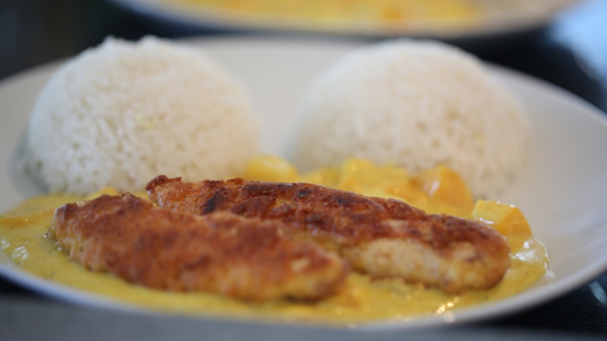 foodblog.ch - Crispy Chicken mit fruchtiger Currysauce und Reis